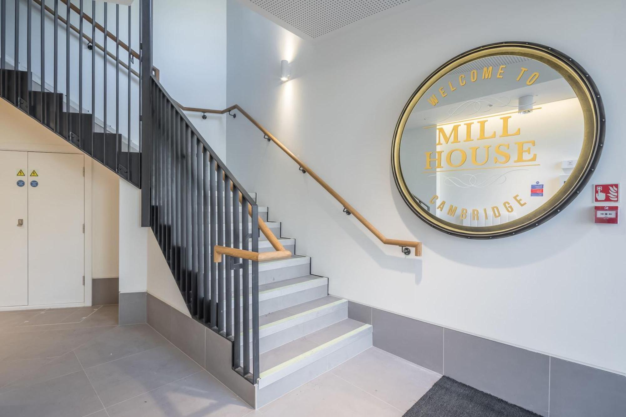 Luxury Riverside Views & Parking *